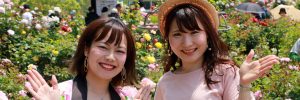 粕屋町バラまつりの平野綾菜と大石麻美のスナップ画像