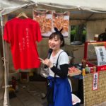 九州オータムフェスティバルで出店前でシャツを指指す大石麻美