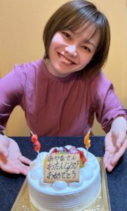 平野綾菜と誕生日ケーキの画像