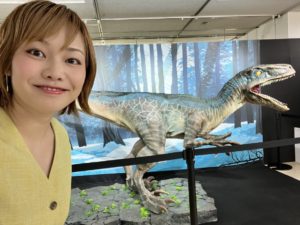 恐竜展示と一緒に写る平野綾菜