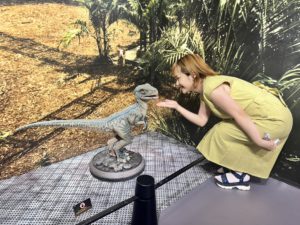 ジュラシックワールド恐竜模型と平野綾菜