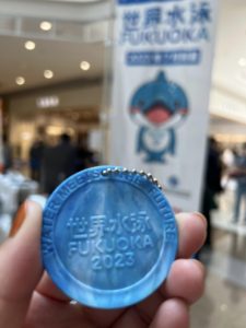 世界水泳FUKUOKA2023と刻印されたブルーのメダル