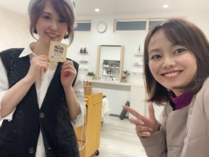 KASUYA RADIO 番組カードを手に女性２人