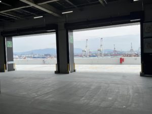 竣工式典の内から見える港の様子