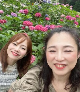 紫陽花をバックに女性が２人記念写真