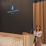 イベント会場の司会台に女性MC