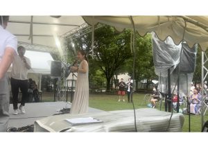 舞台上に女性と男性 舞台下には観客