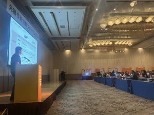 壇上で発言説明中の男性