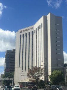 青空の下のビル