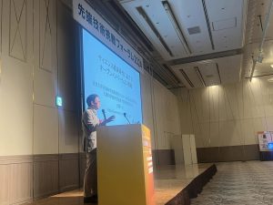 壇上で発言中の男性