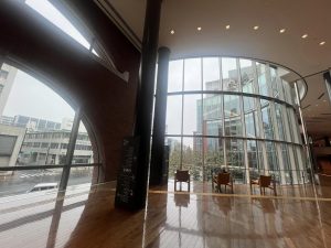 吹き抜けのホールに椅子が３脚