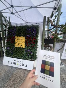 格子状に飾られた花とそのロゴ