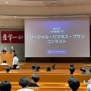 講義室にプロジェクター用のスクリーン