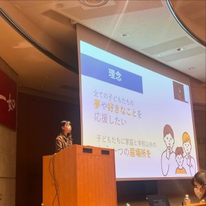 プロジェクターで発表する女性