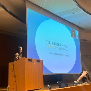 プロジェクターで発表する女性