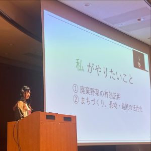 プロジェクターで発表する女性