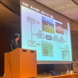 プロジェクターで発表する男性