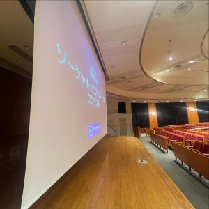 講義室に掲げられた大きなスクリーン