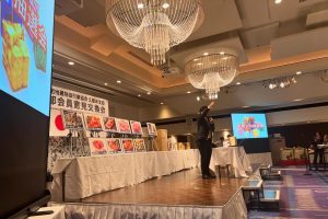 お楽しみ抽選会中の舞台