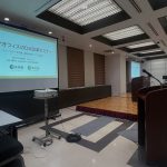 司会台とスクリーン