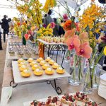 テーブルに花とケーキ