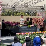 ステージの上で花束を作っている男性