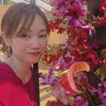 たくさんの花と女性