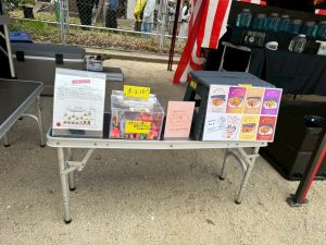 ケーキと募金箱がテーブルの上に