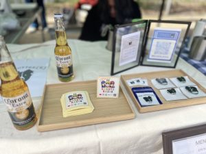 ビールとステッカーとバッジ