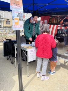 出店で商品を買う親子