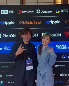 男女2人が３本指立ててポーズ