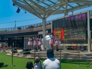 ステージでダンスする女性達