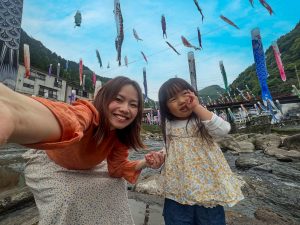 女性とこどもと鯉のぼり