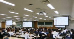 講義中の登壇者と学生たち