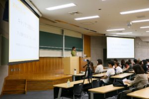 講義中の登壇者と学生たち