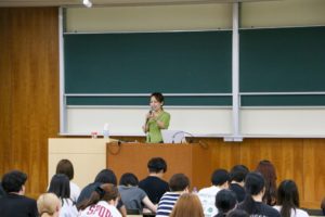 講義中の登壇者と学生たち