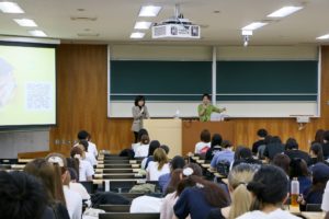 講義中の登壇者と学生たち