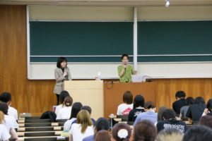 講義中の登壇者と学生たち